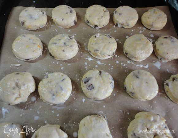 Выложить сконы на противень, выстланный  пекарской бумагой или смазанный маслом, смазать молоком и выпекать в центре духовке 12-15 минут, пока они не поднимутся и слегка позолотятся.