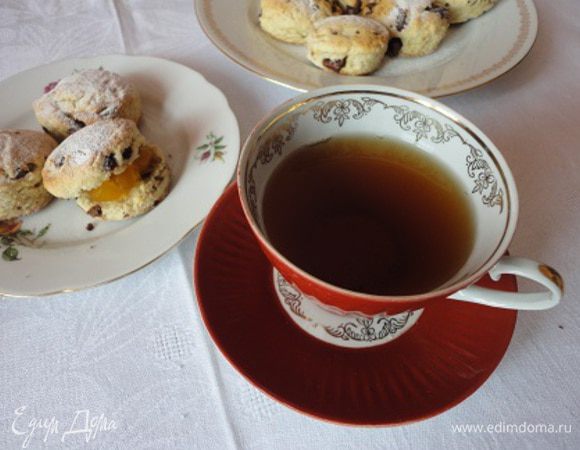 Подавать теплыми с апельсиновым джемом и взбитыми сливками. И обязательно с хорошим чаем. У меня не было апельсинового джема, но было не менее вкусное варенье из тыквы с апельсинами. Поверьте, было не менее вкусно.
