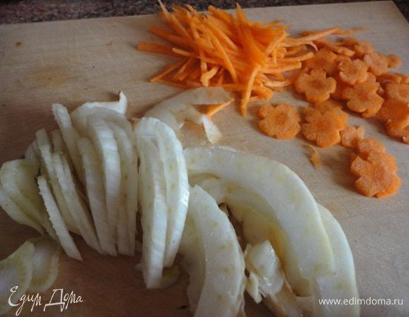 Количество использованного фенхеля лучше видно на фото. Шинковала крупно, потому что потом пюрировала большую часть овошей в супе.