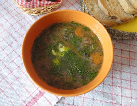 Добавила воды и картофель, нарезанный очень мелкими кубиками. Варила до готовности картофеля, пюрировала часть овощей. Посолила, поперчила черным перцем, добавила 1/4 ч. ложки молотого кориандра и рубленый укроп. Довела до кипения и убрала с плиты. Как и сырный суп подавала с гренками.