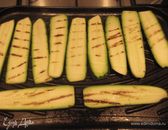 Обжарить на сковороде-гриль. Честно, кабачки обжаренные на растительном масле во фритюре гораздо вкуснее, но я решила сделать запеканку более диетической, поэтому жарила без масла.