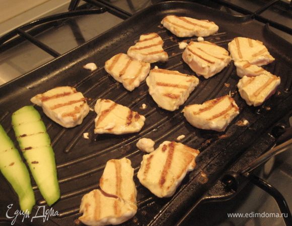 Филе индейки порезать кубиками, обжарить его на сковороде-гриль. Этот шаг скорее для красоты и его можно опустить.