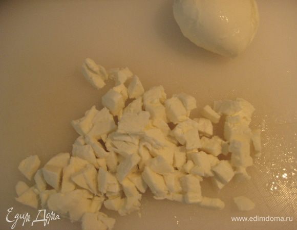 Моцареллу (2 шарика) порезать мелкими кубиками.
