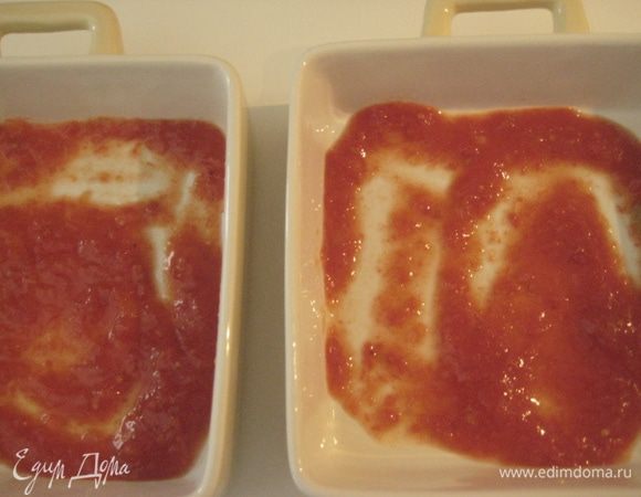 Дно формы смазать 1 ст. л. томатного соуса,