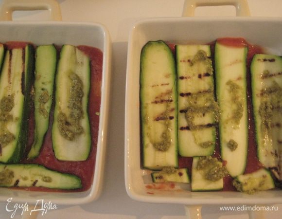 Смазать кабачки 1 ст. л. песто,