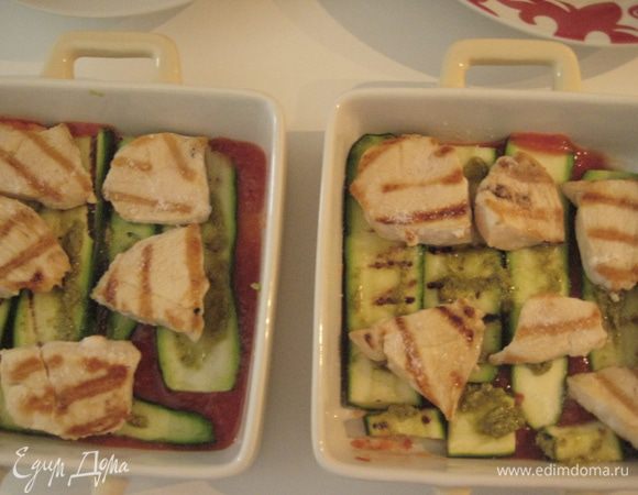 Затем все филе индейки,посолить и поперчить,