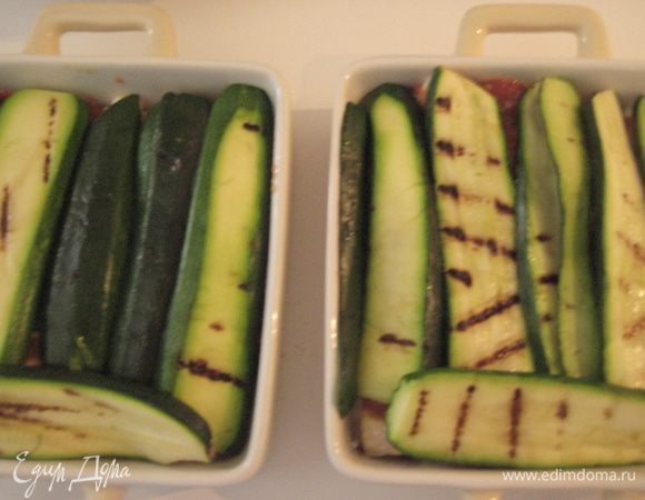 Смазать все томатным соусом (половина) и посыпать моцареллой, затем снова слой кабачков,