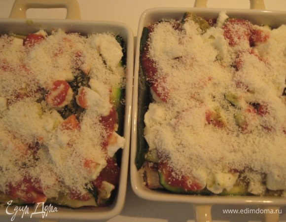 Песто,оставшийся томатный соус, все посолить и поперчить, посыпать моцареллой и тертым пармезаном. Поставить в разогретую духовку на 200 гр на 20-25 минут.