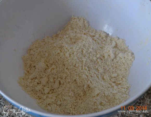 Тесто: смешать оба вида муки, разрыхлитель и соль. Перетереть с холодным маслом и творогом до состояния крошки... 