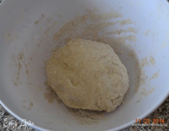 Влить холодную воду и замесить плотное, но эластичное тесто, затянуть тесто пленкой и отправить в холодильник на 30 мин.