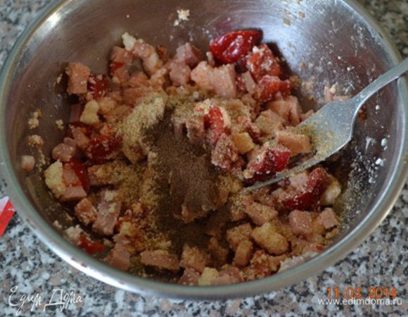 Начинка: ветчину и сладкий, предварительно запеченный перец нарезать мелким кубиком. Смешать с творогом, панировочными сухарями,сушеным базиликом, перцем душистым молотым и солью.
В майонез выдавить зубчики чеснока...