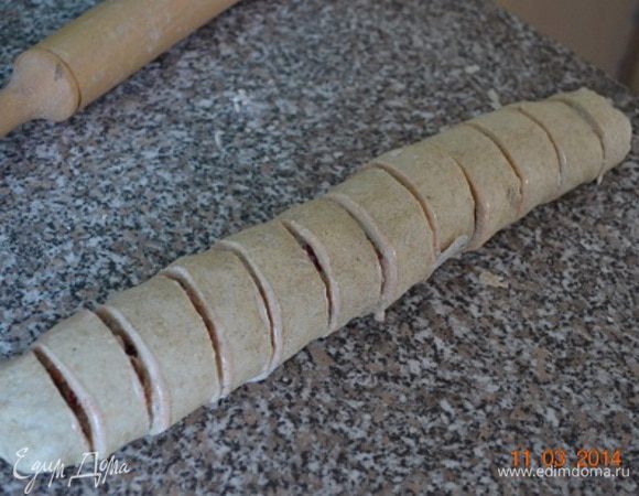 Свернуть в рулет, края хорошенько защипнуть. Нарезать рулет на одинаковые кусочки шириной, примерно 2,5-3 см.