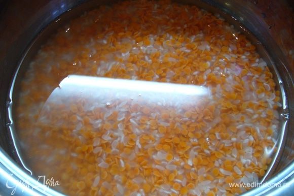 В это время подготовить зерна. Чечевицу и рис промыть. Положить в кастрюлю, влить 200 мл воды, довести до кипения. Огонь выключить, накрыть крышкой и оставить на 1,5 ч.