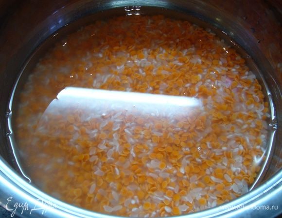 В это время подготовить зерна. Чечевицу и рис промыть. Положить в кастрюлю, влить 200 мл воды, довести до кипения. Огонь выключить, накрыть крышкой и оставить на 1,5 ч.