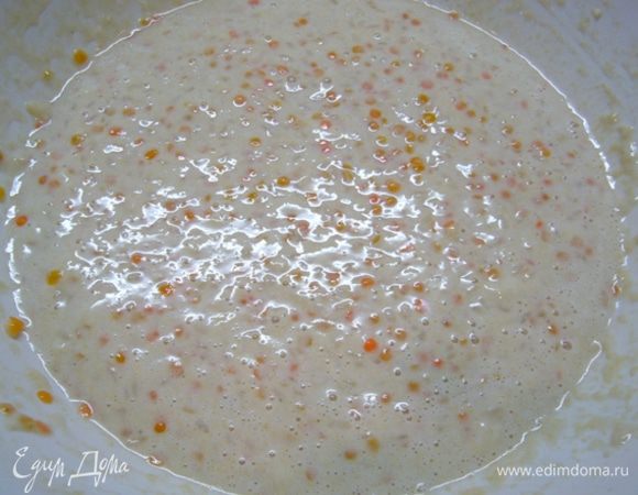 Подогреть яблочный сок и воду. Влить в опару.  Добавить 2 ст. л. оливкового масла, перемешать. Добавить рис и чечевицу.