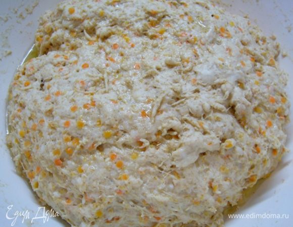 Всыпать пшеничную крупу, соль. Просеять оба вида муки, хорошенько вымесить. Полить 1 ст. л. оливкового масла, накрыть и оставить на 10 мин.