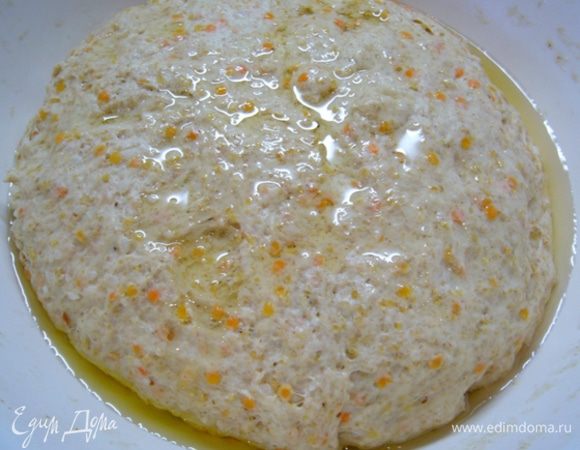 Добавить 3 ст. л. оливкового масла. Снова хорошенько вымесить тесто. Накрыть и снова оставить на 15 мин.
Добавить еще 3 ст. л. оливкового масла, вмешать его в тесто. Накрыть и оставить на 30 мин.
