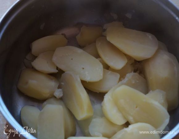 Картофель отварить до готовности, воду слить.