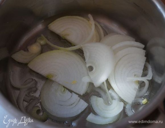 Лук нарезать полукольцами, пассеровать на растительном масле.