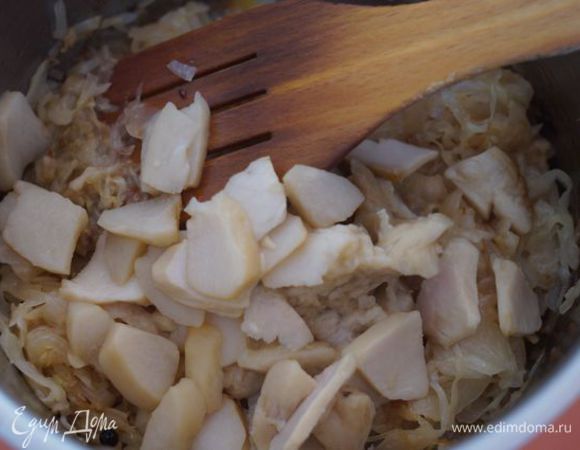 К луку добавить квашеную капусту и грибы, тушить на среднем огне минут 20.