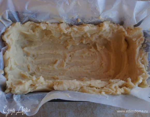 Духовку разогреть до 180"С. Форму для хлеба застелить пергаментом, смазать маслом, выложить 2/3 картофельного пюре, сформировав стенки.