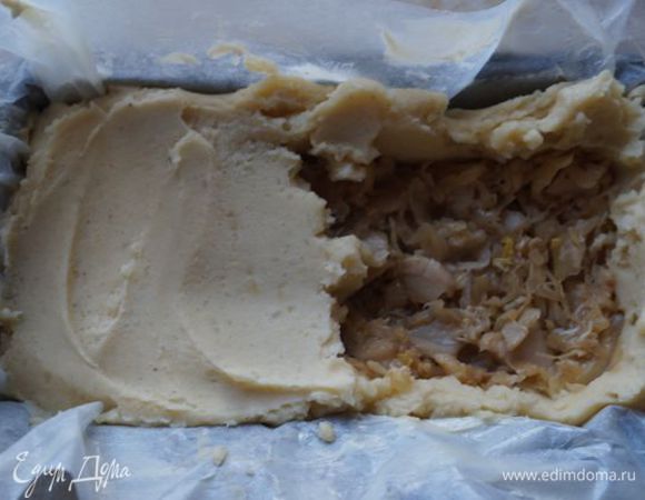 Выложить тушеную капусту, сверху остальное пюре, разровнять.