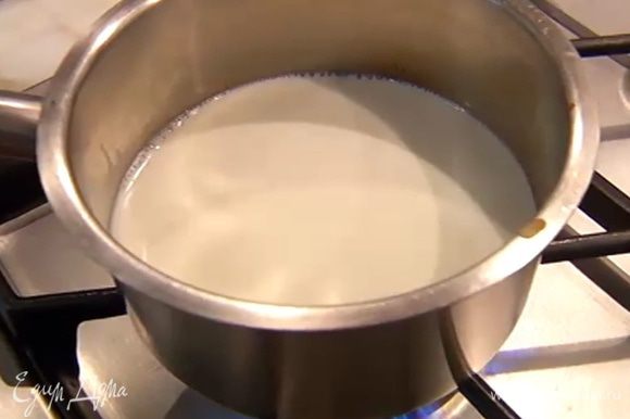 Молоко и половину сливок влить в небольшую кастрюлю, добавить сахар и довести до кипения.