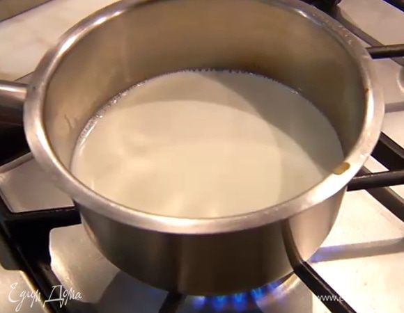 Молоко и половину сливок влить в небольшую кастрюлю, добавить сахар и довести до кипения.
