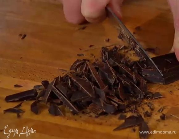 Шоколад мелко порубить ножом.