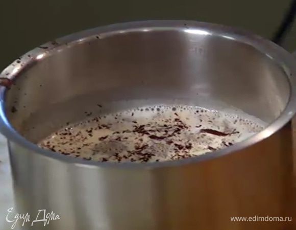 Кастрюлю с молоком снять с огня, всыпать шоколад и взбить все миксером на небольшой скорости.