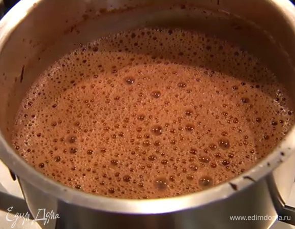 Прогреть шоколадную массу на очень маленьком огне, не доводя до кипения.