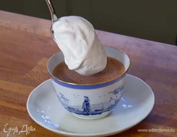 В чашку налить шоколад, сверху выложить взбитые сливки, присыпать какао.