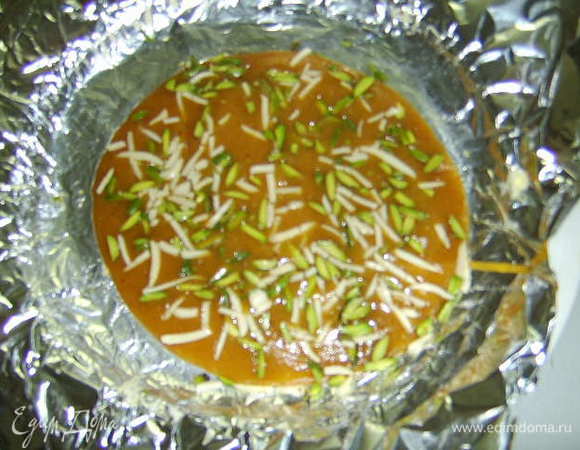 Затем выложите смесь в виде лепешек толщиной 5 мм на лист промасленной фольги, сверху добротно посыпьте миндалем и фисташками и вдавите их в смесь (я это сделала деревянной толкушкой), при этом еще немного распластайте смесь, тогда будет легче ломаться. 