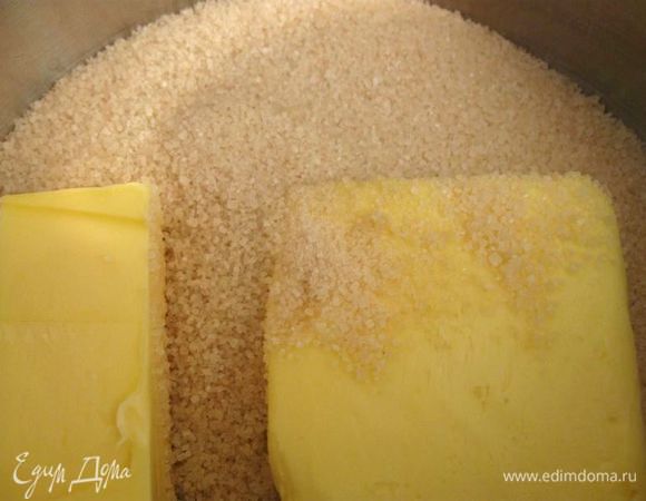 Приготовить все необходимое для основы. Масло взбить с 150 г сахарного песка.