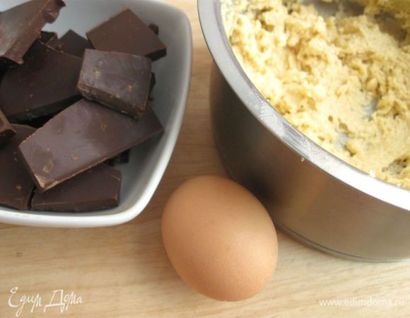 Шоколад (150 г)  поломать на кусочки. Шоколад растопить на водяной бане до температуры 40 градусов.