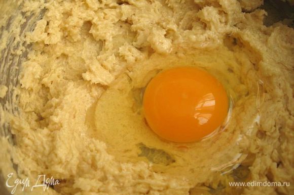 В масло с сахаром добавить 1 яйцо, потом растопленный шоколад, перемешать.