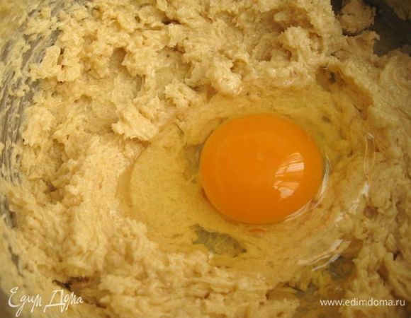 В масло с сахаром добавить 1 яйцо, потом растопленный  шоколад, перемешать.