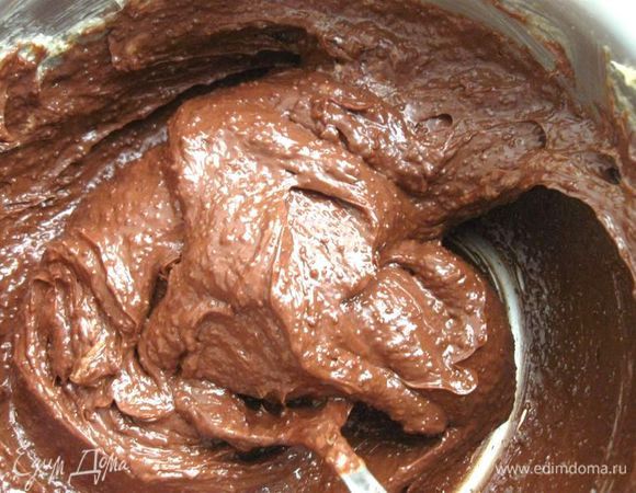 Муку просеять и добавить к смеси, перемешать.
