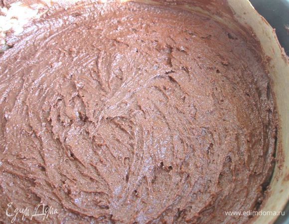 Переложить смесь в круглую форму, застеленную бумагой для выпечки. Внутренние борта так же покрыть полосой бумаги для выпечки.  Форму поставить в разогретую до 180 градусов  духовку на 20 минут.