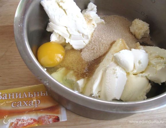 Взбить сливочный сыр с сахарным песком (75 г), ванильным сахаром, 1 яйцом и сливками до однородной массы.