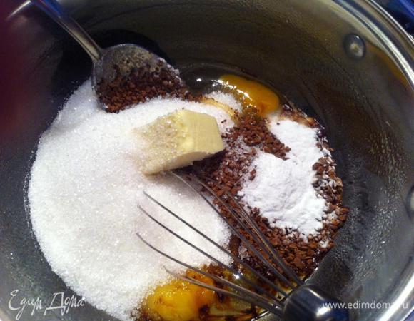 В емкости, которую поставим на водяную баню соединяем яйца, мед, сахар, кофе, масло сливочное, соду. 