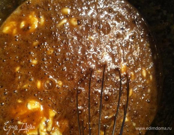 Хорошо мешаем венчиком и ставим на водяную баню.