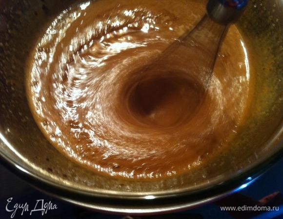 Мешаем до полного растворения сахара.
Постепенно вводим муку (примерно 200 гр), постоянно перемешивая тесто.