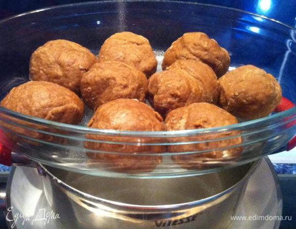 Готовое тесто делим на 9 частей, формируем шарики/комочки. 
И ставим в теплое место, накрыв полотенцем. В моем случае, я оставила на бане.