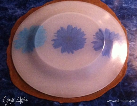 Вырезаем корж необходимого диаметра, у меня 25 см. 