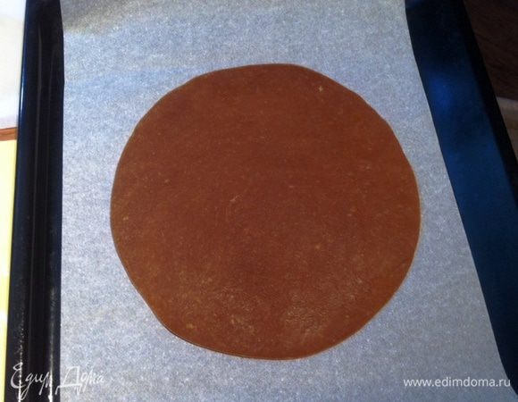 Укладываем вырезанный корж на противень застеленный пекарской бумагой и отправляем в разогретую духовку на несколько минут. Коржи выпекаются очень быстро, нужно следить чтобы не сгорели. 
