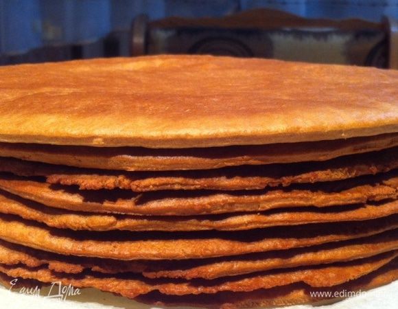 Выпекаем все коржи. 
Я это делала вечером и оставила их до утра отдыхать. 