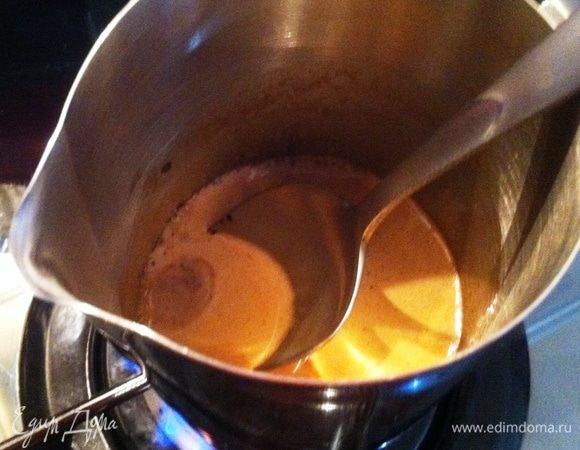 Готовим крем. Первым делом отделяем от сливок 2 столовые ложки, кипятим и растворяем в них столовую ложку кофе. Остужаем.