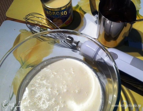 Взбиваем сливки до пиков, добавляем кофе и сгущенное молоко и смешиваем все на малых оборотах миксера.
