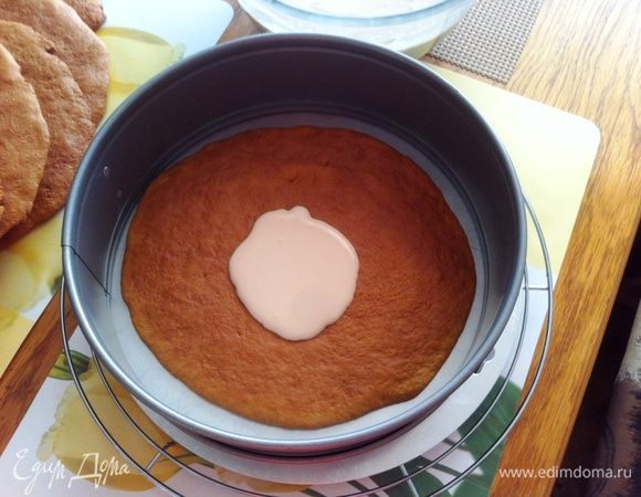 Утром я собирала смазанные коржи кремом в форме друг на друга, слегка прижимая.
Верхний корж не промазывать, но я промазала, т.к. я собирала торт на следующий день, то решила подстраховаться, чтобы и верхний корж пропитался. Затем, когда я украшала торт, я просто сняла верхний слой крема. 
Оставить промазанные коржи на час при комнатной температуре.
Затем затянуть форму пленкой и отправить в холодильник, у меня получилось до вечера. 